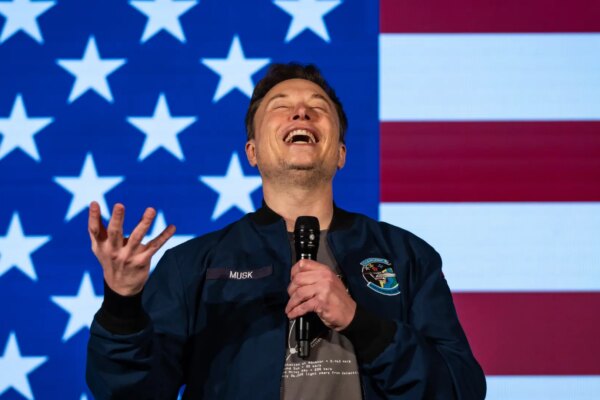 Elon Musk defiende el riesgo de la IA avanzada por su potencial en la creación de abundancia global