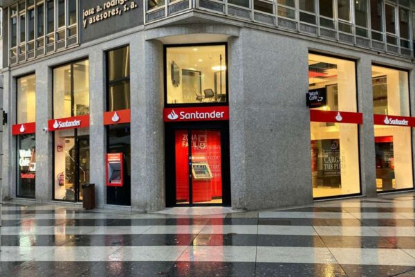 Santander garantizará la continuidad de sus oficinas en Reino Unido a pesar de la reducción global de sucursales.