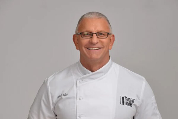 El Chef Robert Irvine Revela su Estrategia para Transformar Sistemas Ineficientes