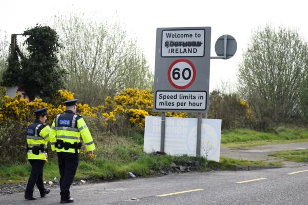 Desactivan coche bomba en la frontera entre Irlanda e Irlanda del Norte
