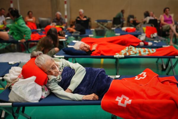Cebreros recibe a evacuados de los incendios en Madrid: Ancianos rescatados llegan sin calzado y en bata