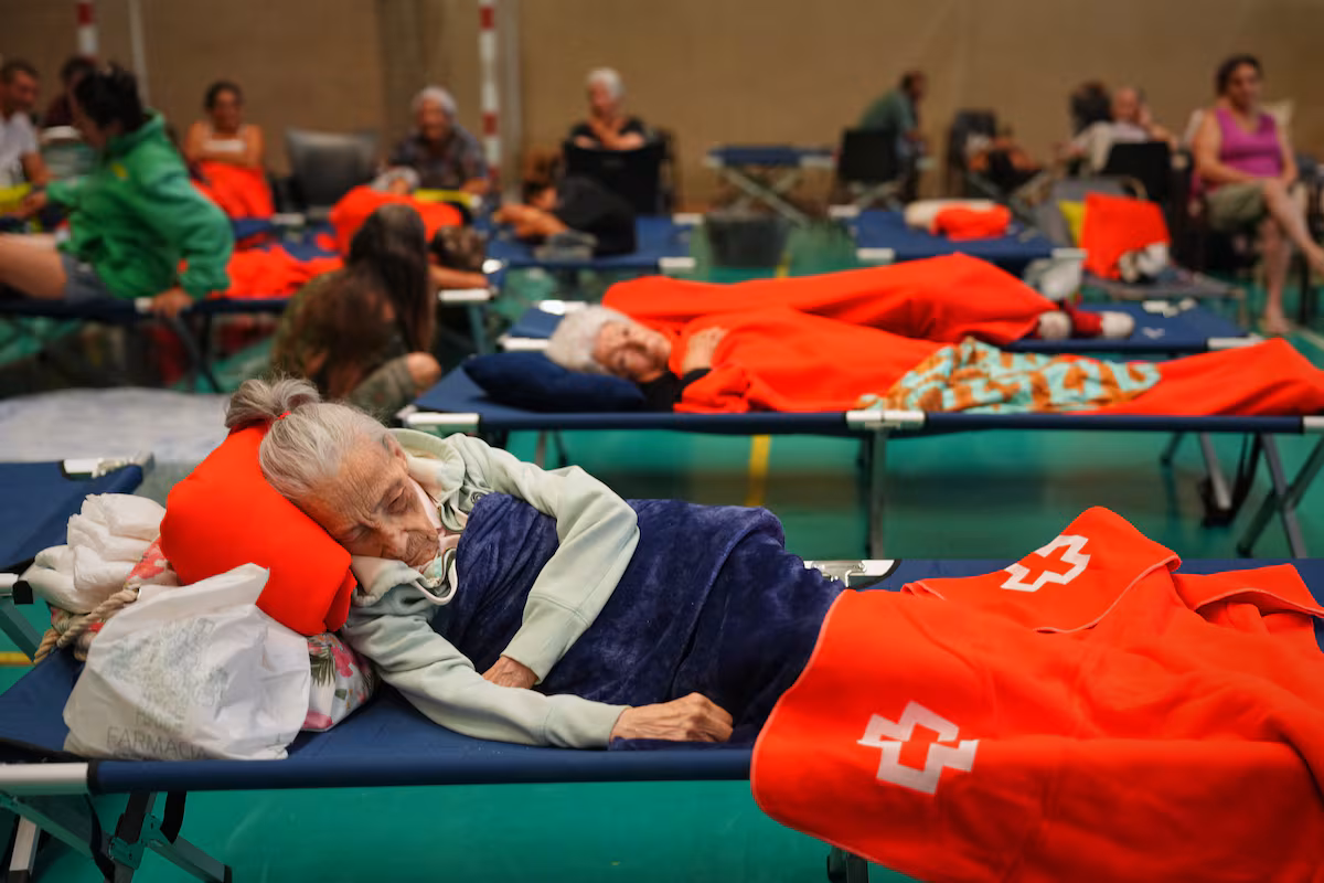 Cebreros recibe a evacuados de los incendios en Madrid: Ancianos rescatados llegan sin calzado y en bata
