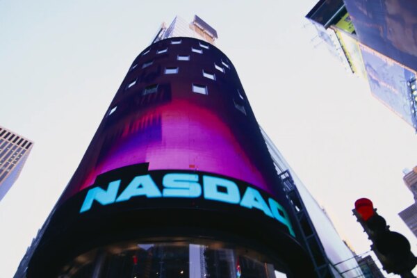 El Nasdaq cierra en rojo este viernes, marcando su primera serie de pérdidas semanales desde marzo.