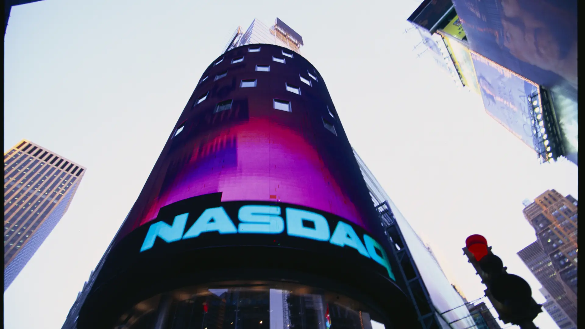 El Nasdaq cierra en rojo este viernes, marcando su primera serie de pérdidas semanales desde marzo.