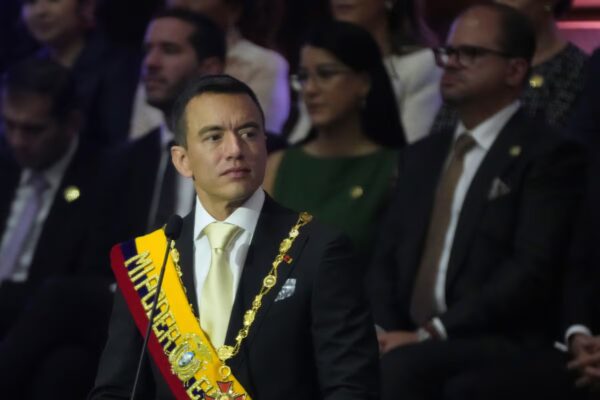 Noboa enfrenta críticas por su alianza con EE. UU. ante acusaciones de abusos en la lucha contra el narcotráfico.