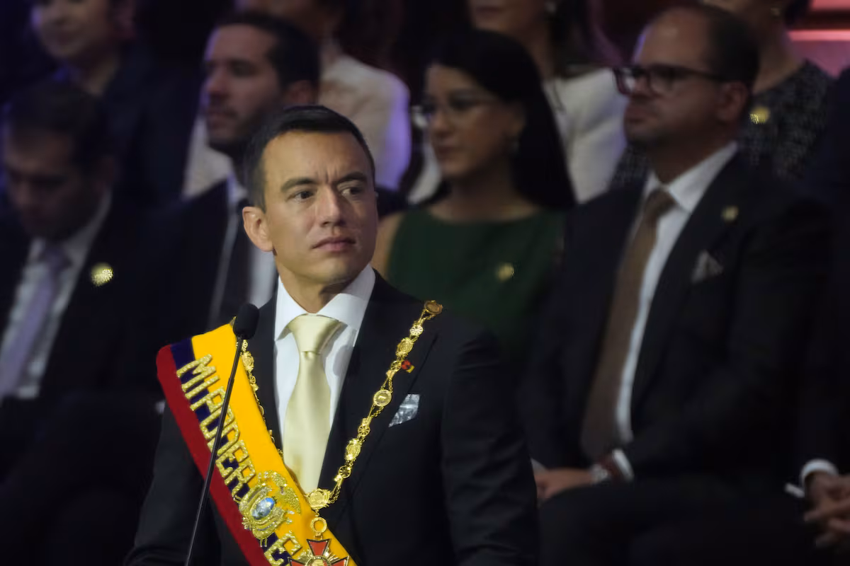 Noboa enfrenta críticas por su alianza con EE. UU. ante acusaciones de abusos en la lucha contra el narcotráfico.