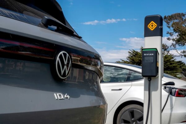 Ingenieros de Volkswagen enfrentan cargos por uso indebido de información en relación con la alianza con Rivian.