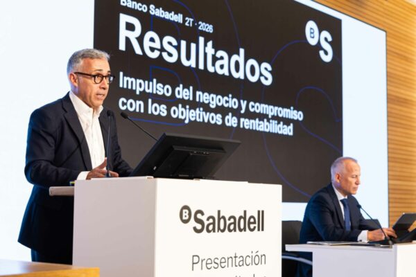 Armengol afirma que la fusión del Sabadell con otro banco aumentaría su rentabilidad, aunque considera poco probable que ocurra.