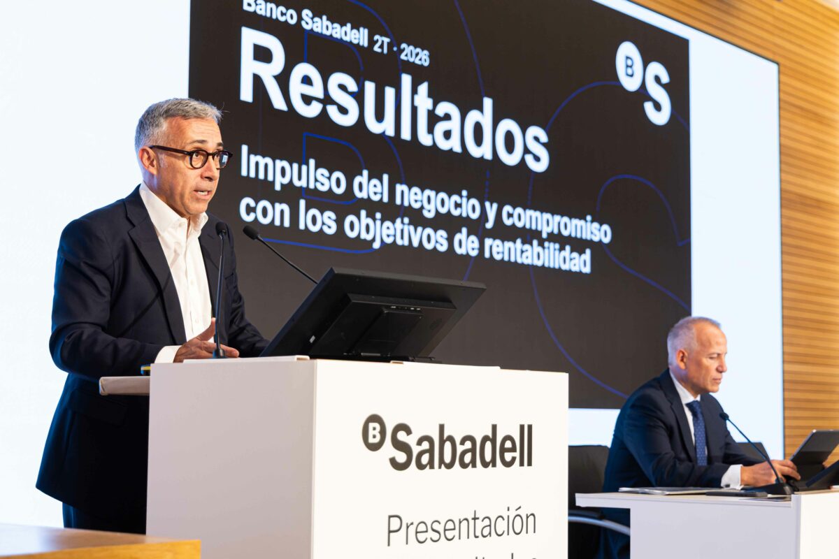 Armengol afirma que la fusión del Sabadell con otro banco aumentaría su rentabilidad, aunque considera poco probable que ocurra.