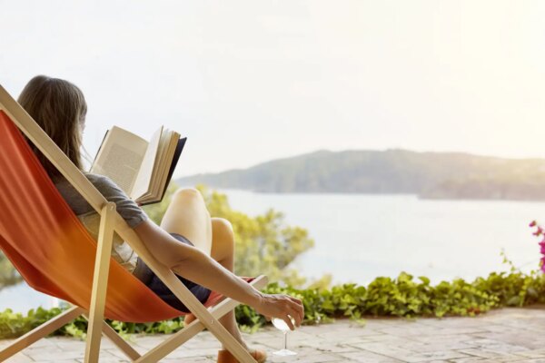 La Justicia establece que irse de vacaciones mientras se está de baja puede resultar en despido.