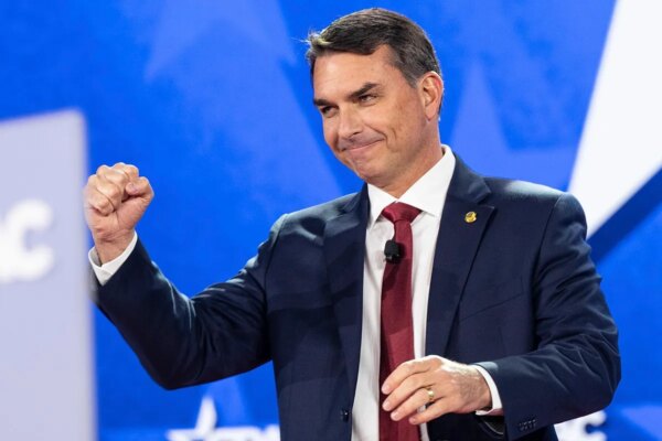 Bolsonaro presenta a su hijo Flávio como aspirante a la presidencia en nuevas elecciones.