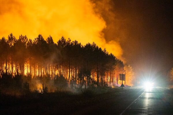 Incendio en el suroeste de Francia se acerca a Burdeos a 30 kilómetros, pero disminuye su intensidad