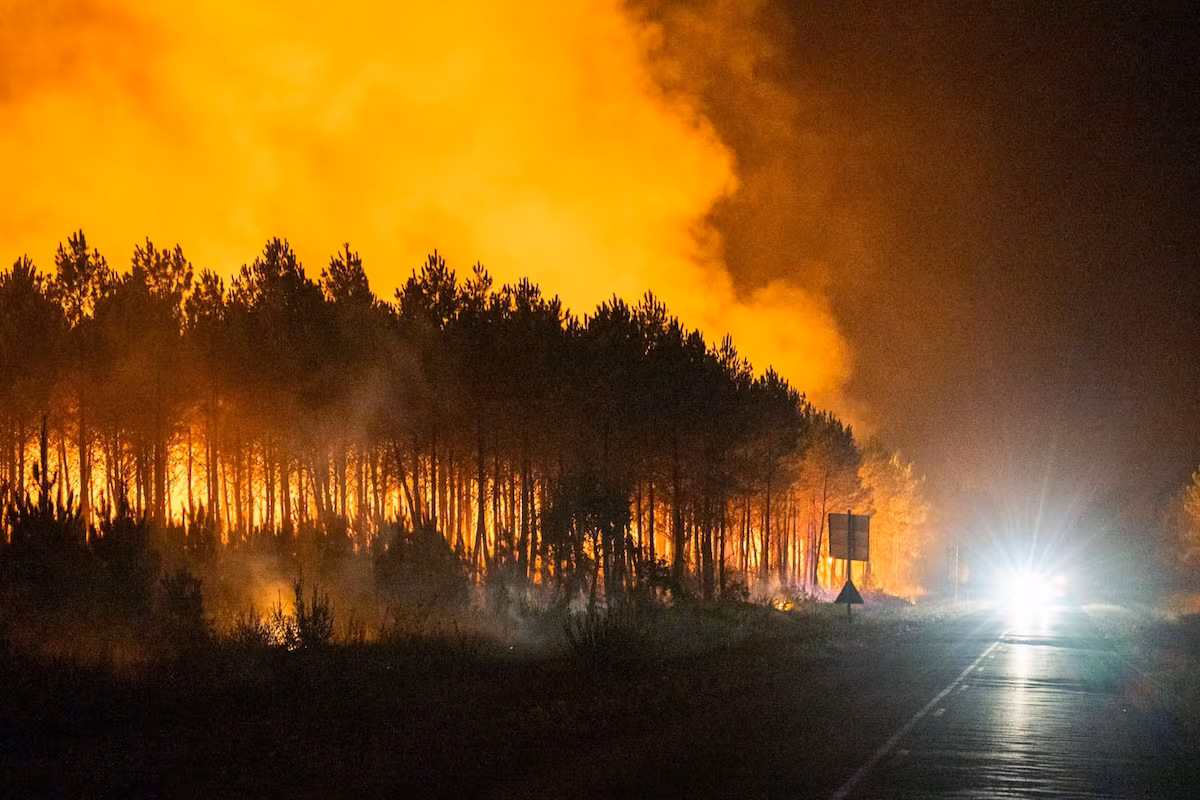 Incendio en el suroeste de Francia se acerca a Burdeos a 30 kilómetros, pero disminuye su intensidad