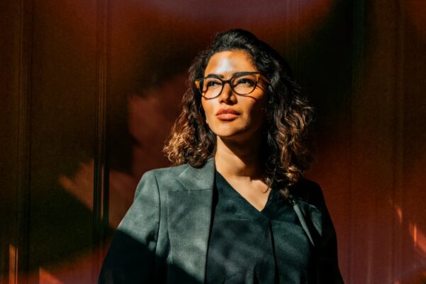 Cómo Convertir Tu Experiencia Personal en Autoridad Reconocida en Tu Sector