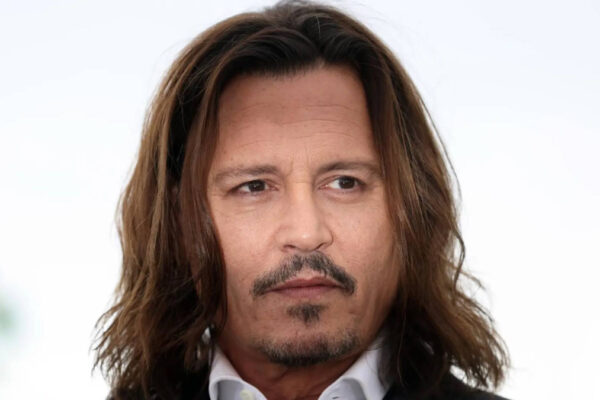 Johnny Depp vuelve a la pantalla con el tráiler de 'Ebenezer'