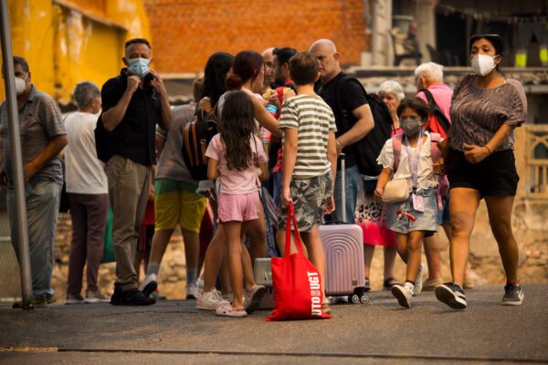 Crisis de evacuación en Madrid: niños, discapacitados y mascotas en acción con el apoyo de las autoridades