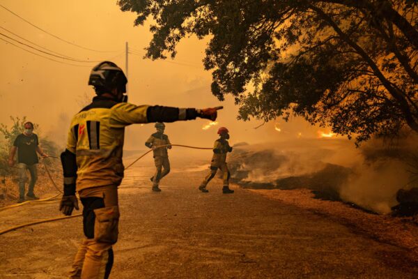 Incendios en Madrid y Ávila provocan evacuaciones y confinamientos de 100,000 personas en España