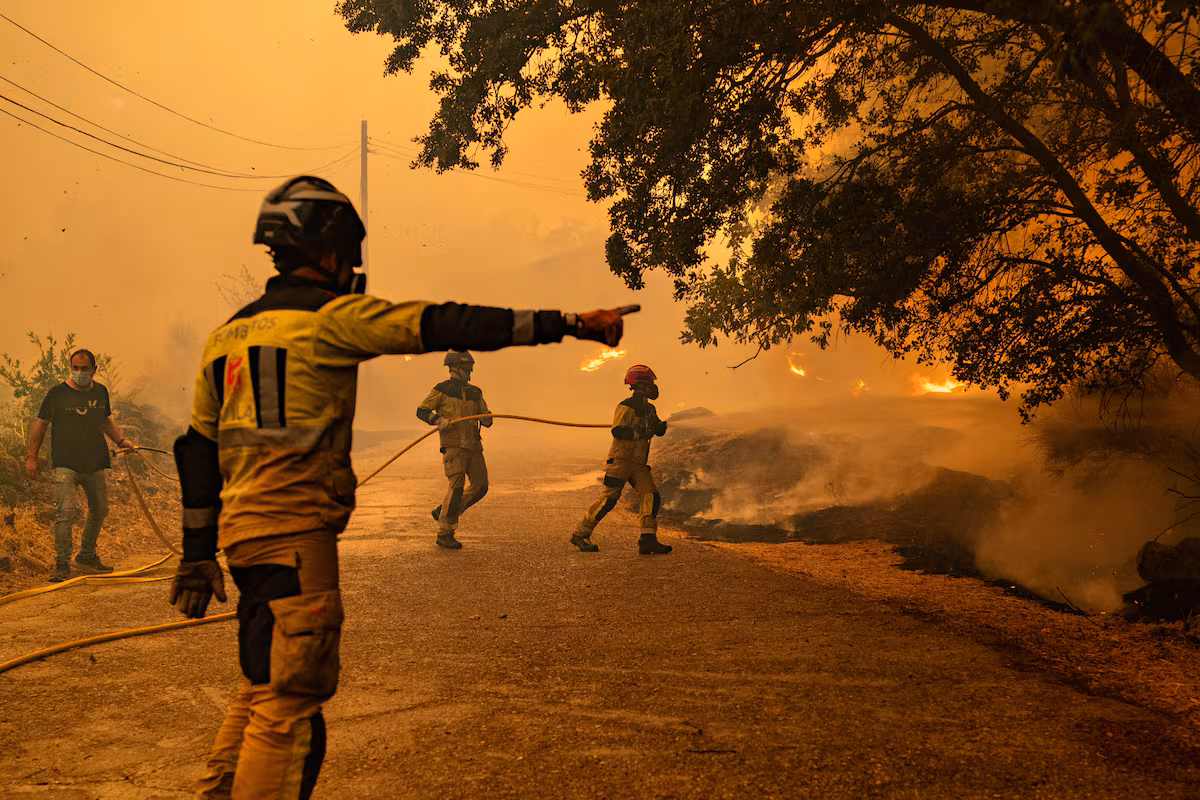 Incendios en Madrid y Ávila provocan evacuaciones y confinamientos de 100,000 personas en España