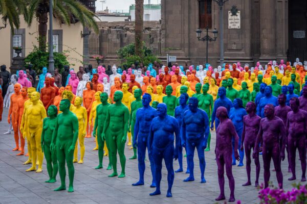 Spencer Tunick promueve la inclusión LGTBIQ+ en una impactante intervención artística en Las Palmas