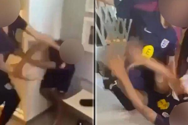 Revelan altercado entre jóvenes futbolistas de Inglaterra por un conflicto relacionado con un teléfono móvil.