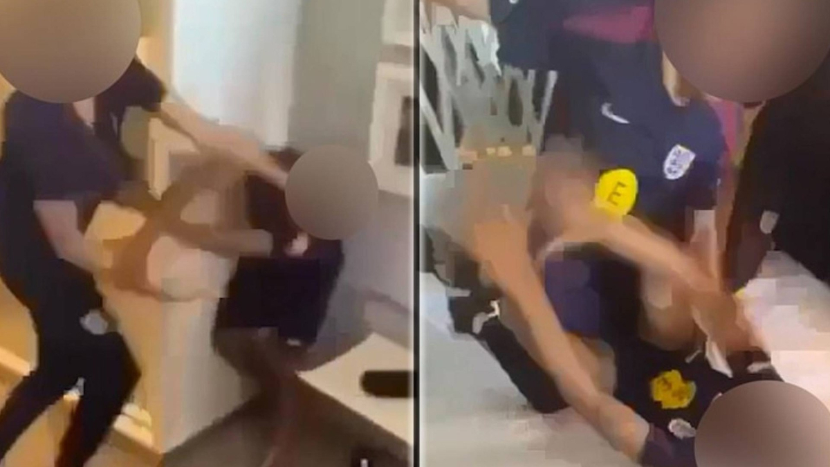 Revelan altercado entre jóvenes futbolistas de Inglaterra por un conflicto relacionado con un teléfono móvil.