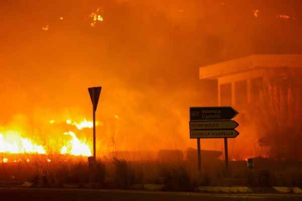 Incendio en La Vall d’Uixó arrasa 6.500 hectáreas; se investiga posible origen intencionado