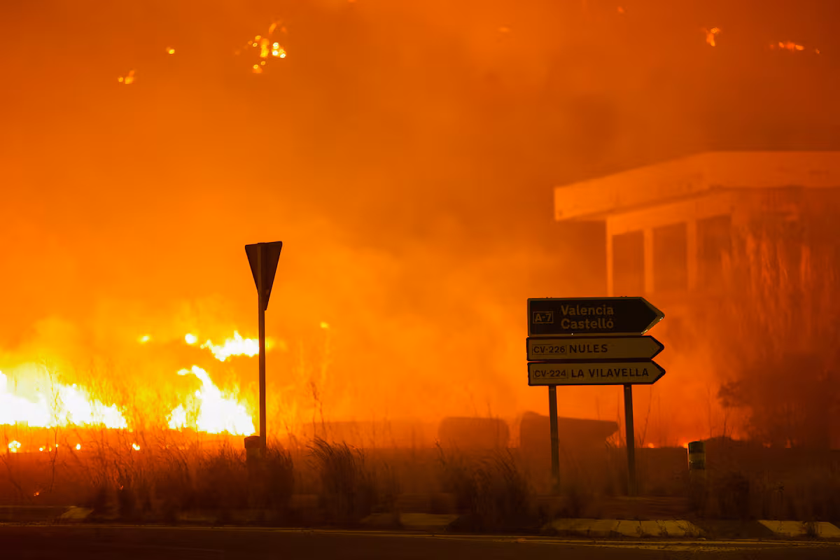 Incendio en La Vall d’Uixó arrasa 6.500 hectáreas; se investiga posible origen intencionado