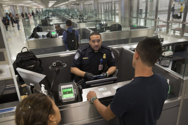 Acusan a hombre de Atlanta tras autolimpieza de su teléfono GrapheneOS durante revisión en aeropuerto