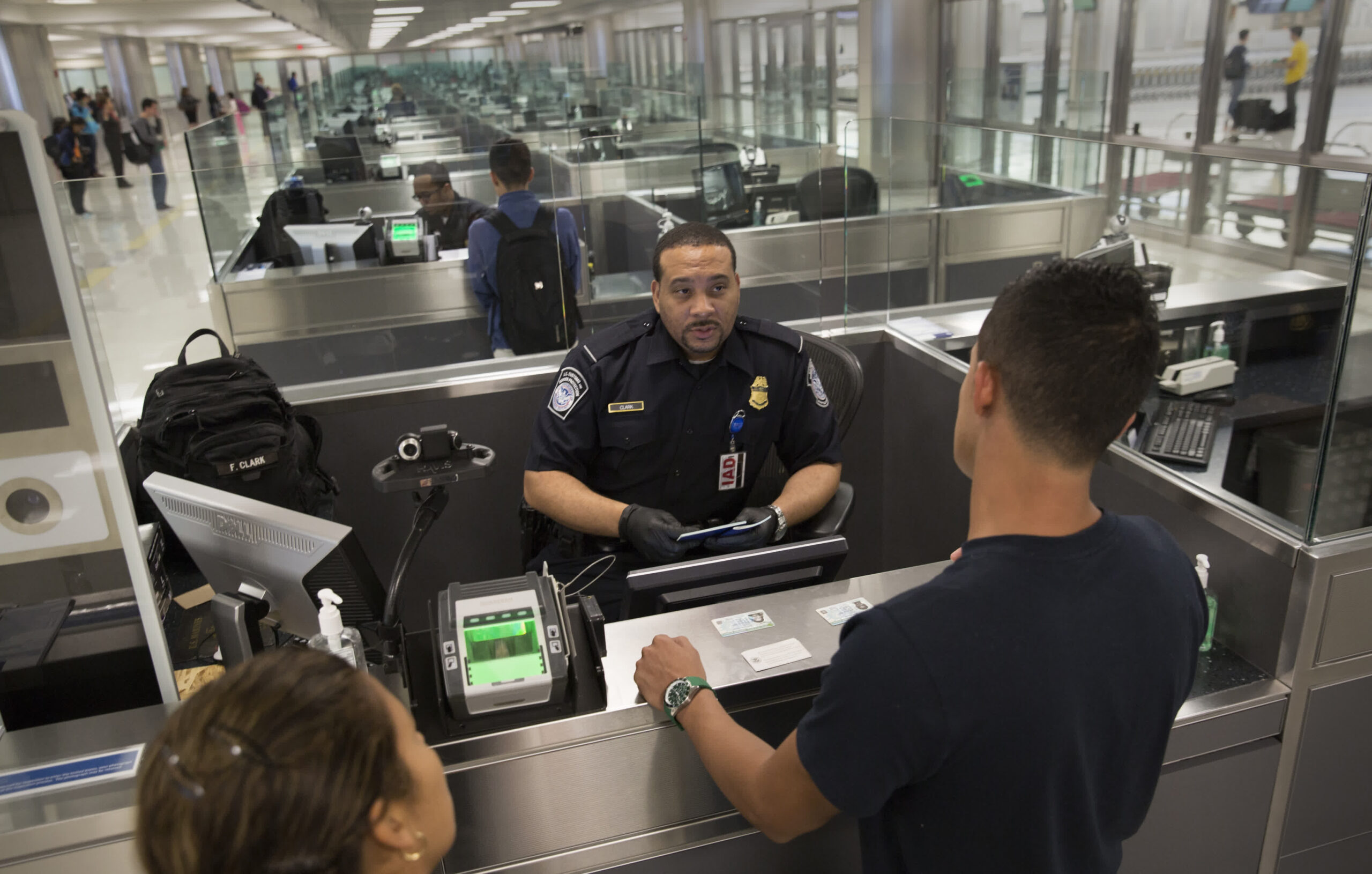 Acusan a hombre de Atlanta tras autolimpieza de su teléfono GrapheneOS durante revisión en aeropuerto