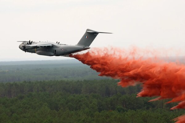 Francia utiliza por primera vez el avión A400M con tecnología antiincendios en combate de incendios forestales
