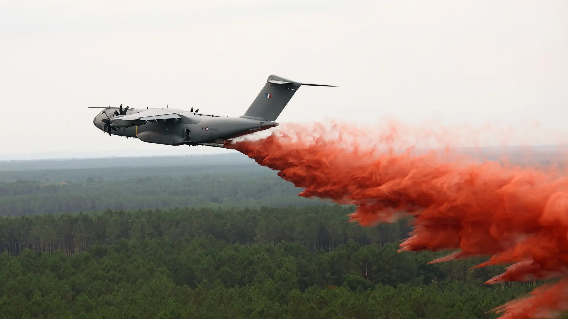 Francia utiliza por primera vez el avión A400M con tecnología antiincendios en combate de incendios forestales