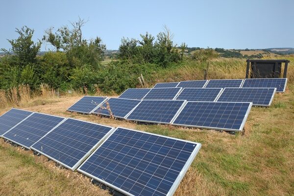 ¿Es necesario limpiar los paneles solares para maximizar su eficiencia?