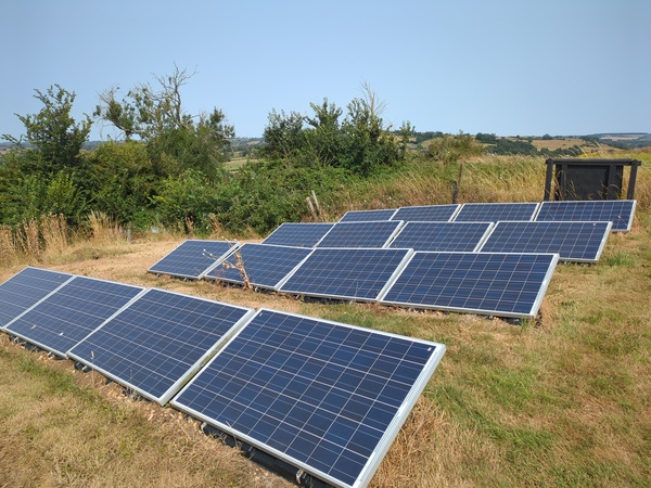 ¿Es necesario limpiar los paneles solares para maximizar su eficiencia?