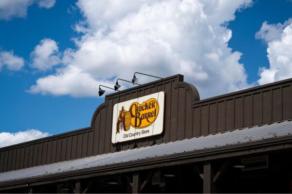 Renuncia la CEO de Cracker Barrel, ¿podrá David Deno mantener el impulso tras la caída de acciones?