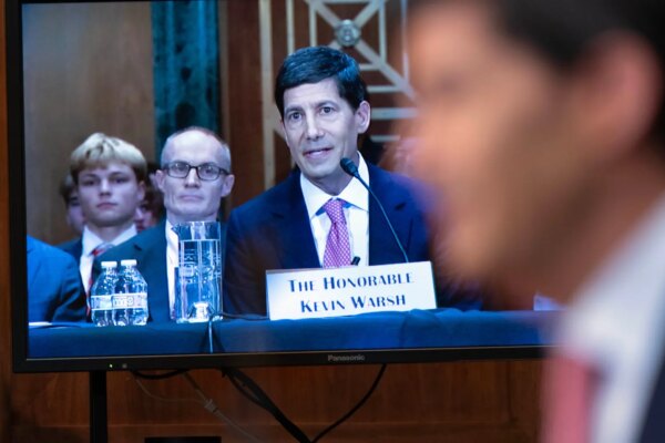 Kevin Warsh lidera crucial reunión de la Fed: "La incertidumbre se reactiva en los mercados"