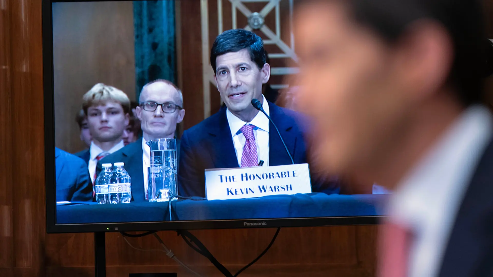 Kevin Warsh lidera crucial reunión de la Fed: "La incertidumbre se reactiva en los mercados"