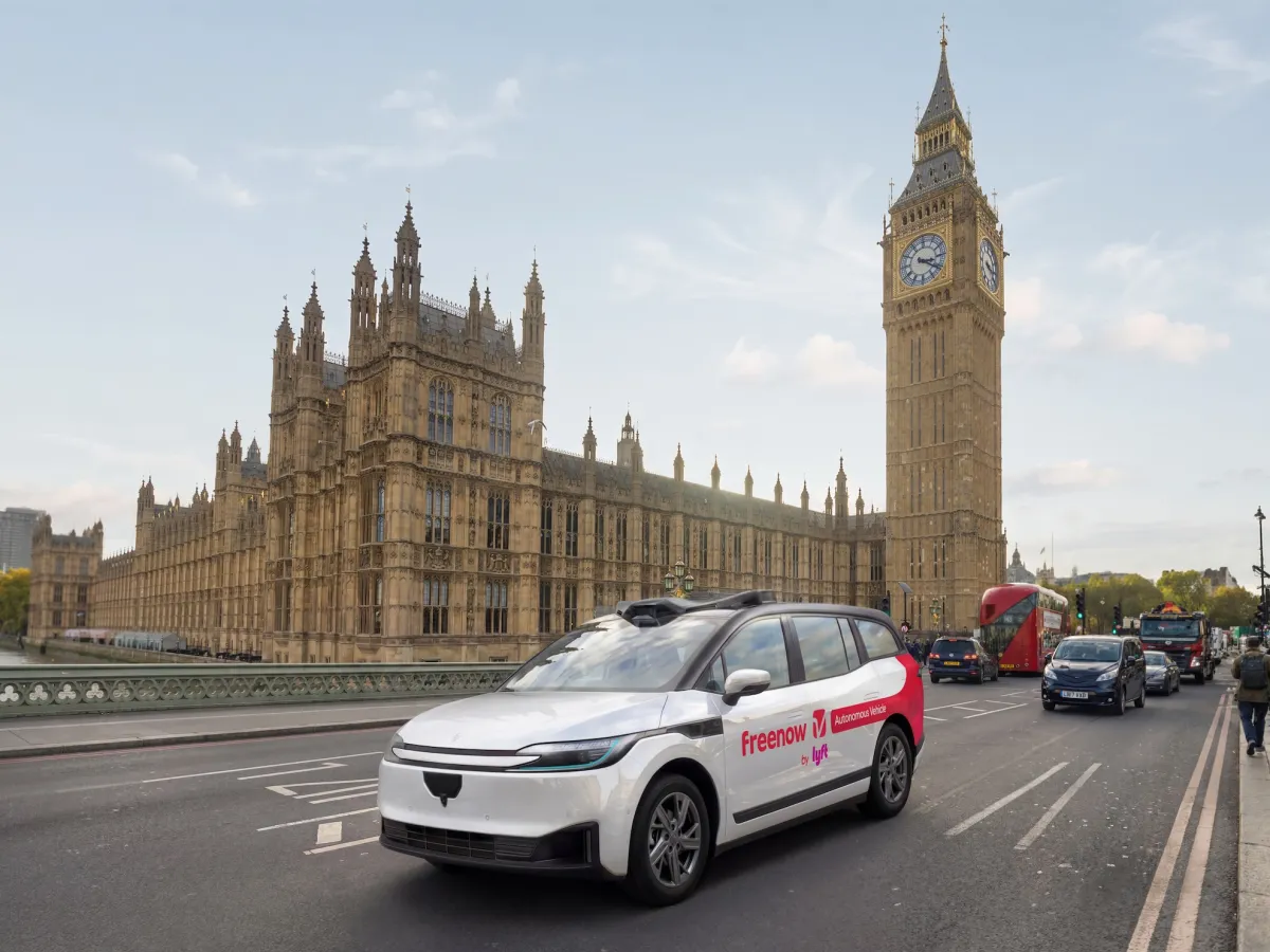 Lyft y Baidu inician pruebas de robotaxis en Londres, sumándose a la competencia del transporte autónomo.