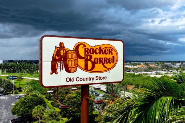 El CEO de Cracker Barrel renuncia tras rebranding polémico