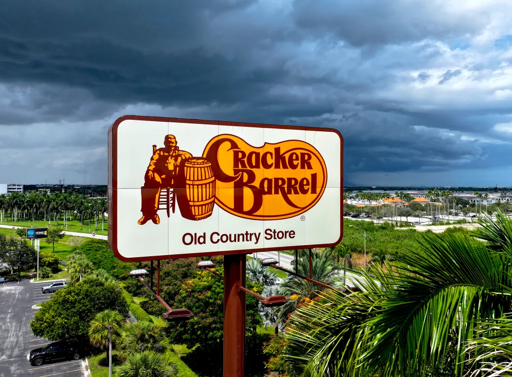 El CEO de Cracker Barrel renuncia tras rebranding polémico