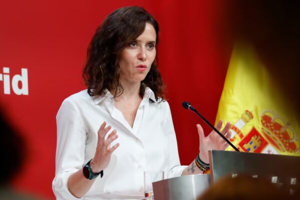 Ayuso justifica la adquisición de un ático de lujo para reuniones gubernamentales temporales en Madrid.