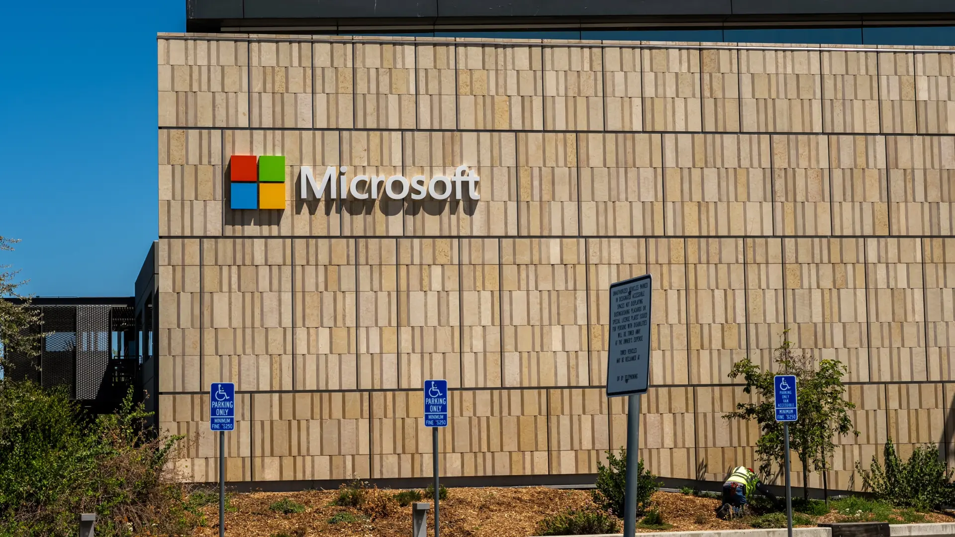 Microsoft destina 130.000 millones de dólares a la expansión de centros de datos para inteligencia artificial