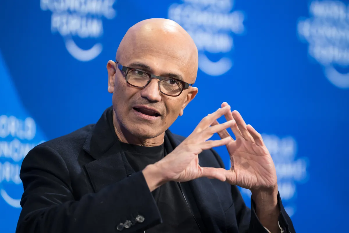 Microsoft intensifica su competencia con OpenAI y Anthropic en el sector de la inteligencia artificial.