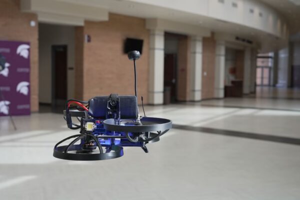 ¿Estarías dispuesto a enviar a tu hijo a una escuela resguardada por drones de seguridad?