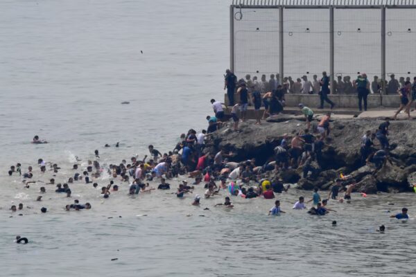 El Gobierno despliega al Ejército en Ceuta y cierra la frontera con Melilla por razones de seguridad