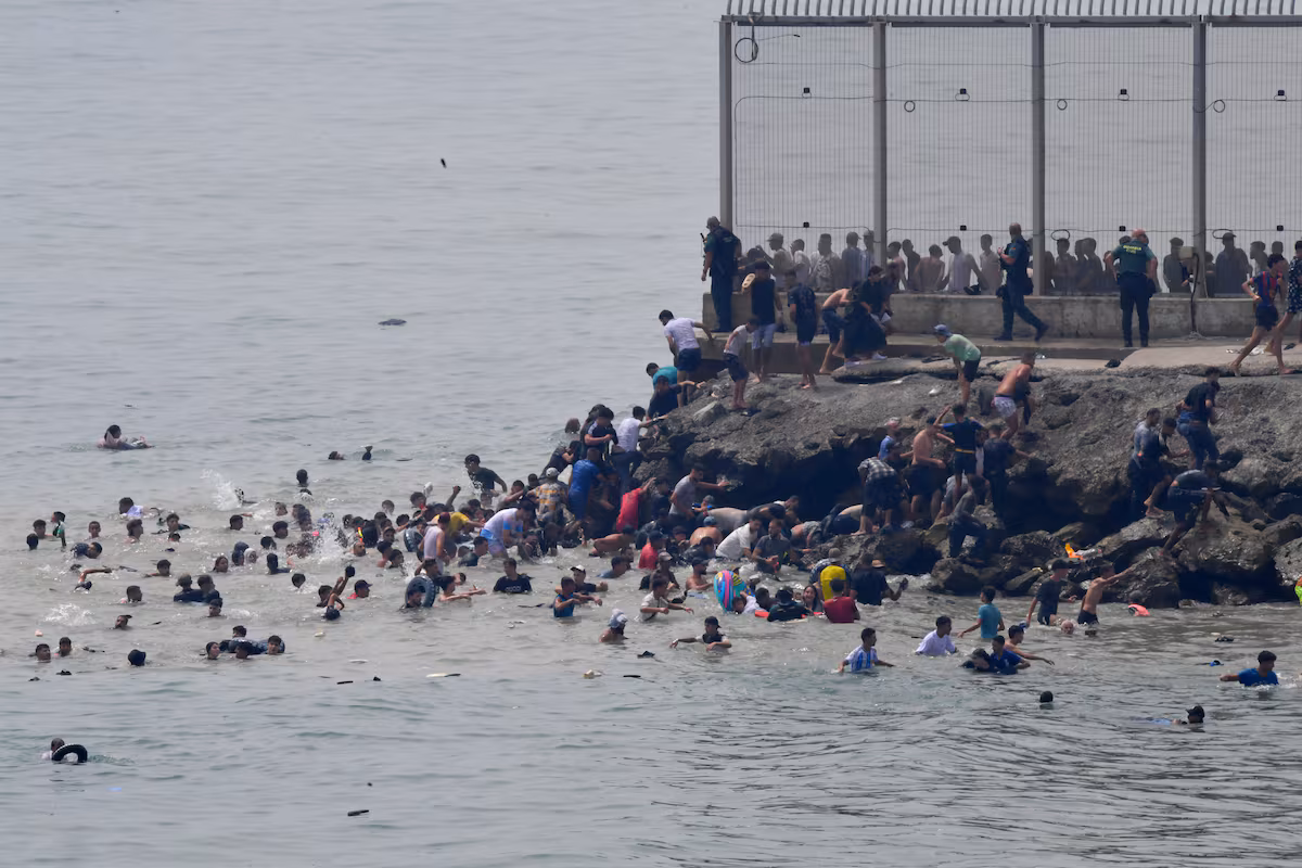 El Gobierno despliega al Ejército en Ceuta y cierra la frontera con Melilla por razones de seguridad