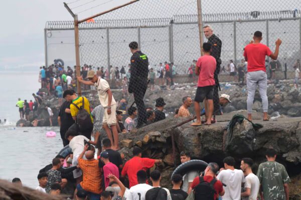Más de 40,000 inmigrantes cruzan irregularmente a Ceuta: Actualización en tiempo real