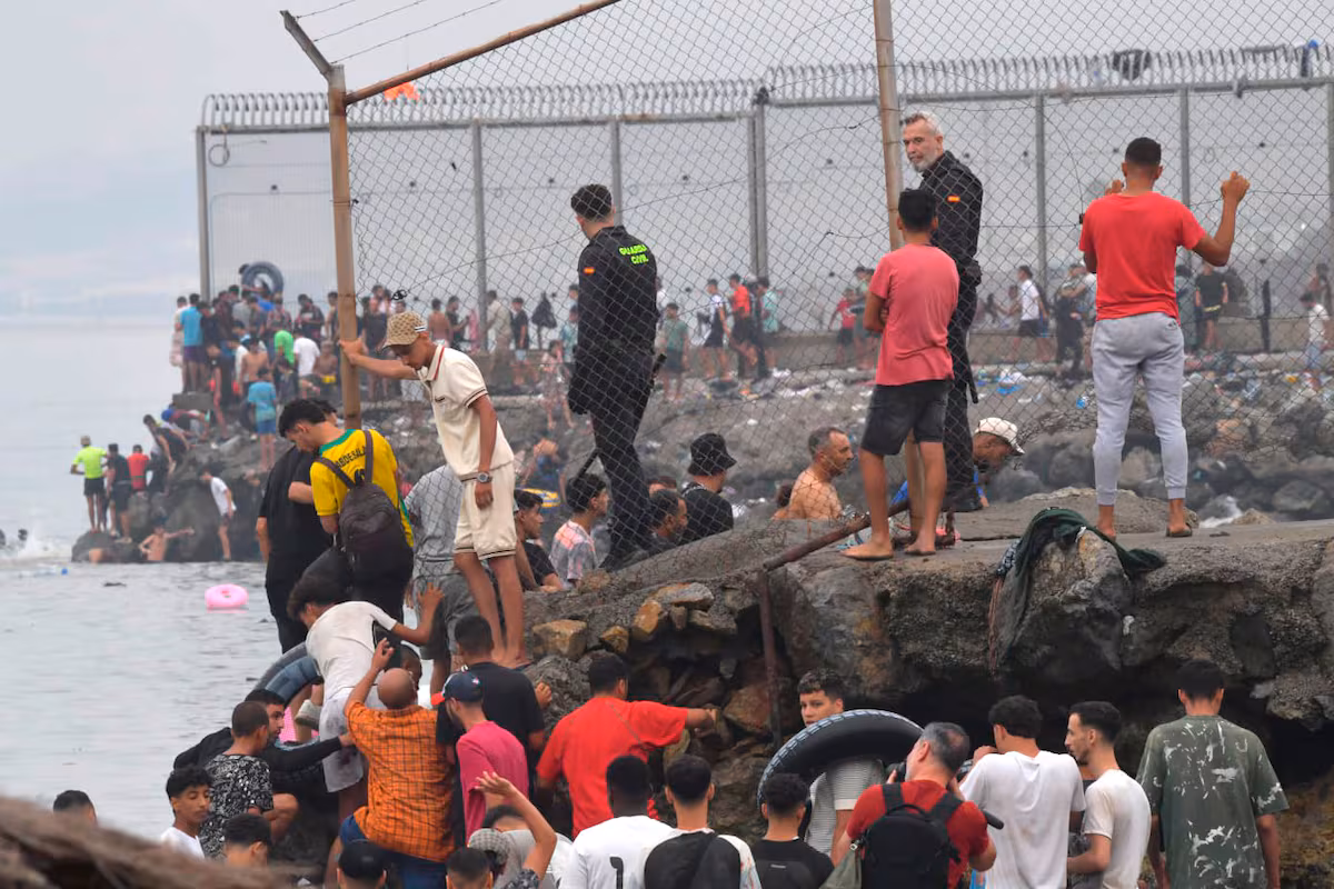 Más de 40,000 inmigrantes cruzan irregularmente a Ceuta: Actualización en tiempo real