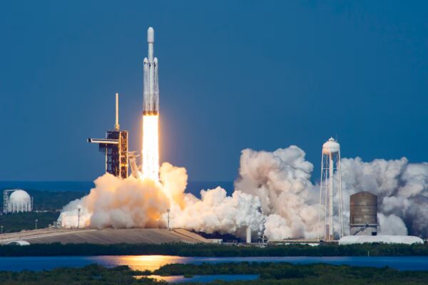 Un cohete de Elon Musk en órbita incontrolada impactará la Luna en pocos días