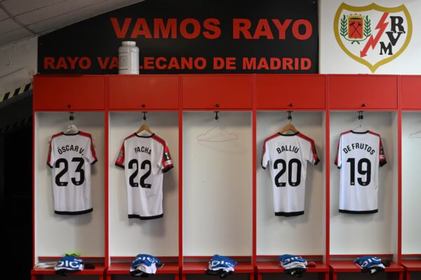 La plantilla del Rayo Vallecano exige soluciones a la Comunidad de Madrid para continuar en Vallecas: “Esto se podría haber evitado”
