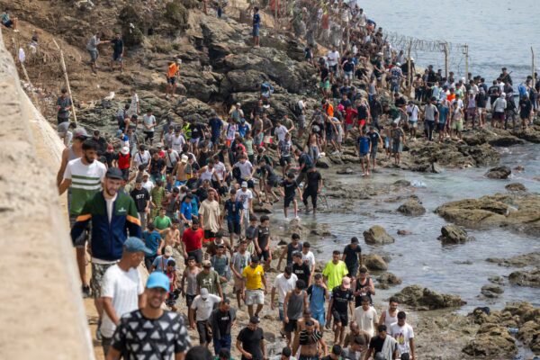 Marruecos frena el flujo de 50.000 migrantes hacia Ceuta, España